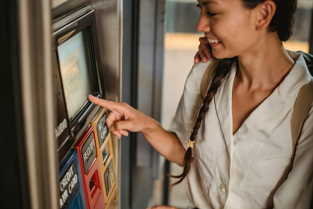 Implementing Smart Tourism: The Role of Sales Engineers in Travel Tech